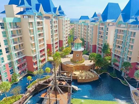 pool of Grande Caribbean Condo
