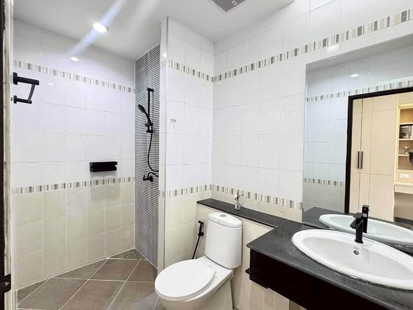 bathroom of Green place condo