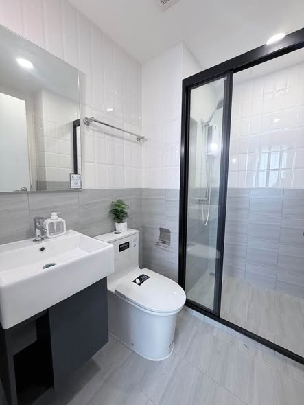 room interior and bathroom of Groove Ratchada-Ladprao (กรูฟ รัชดา-ลาดพร้าว)