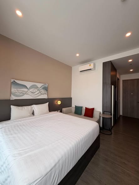 bedroom of Hampton Sriracha