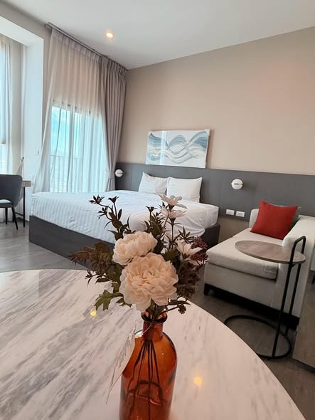 bedroom of Hampton Sriracha