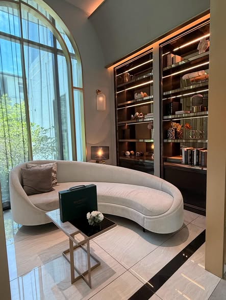 living room of Hampton Sriracha