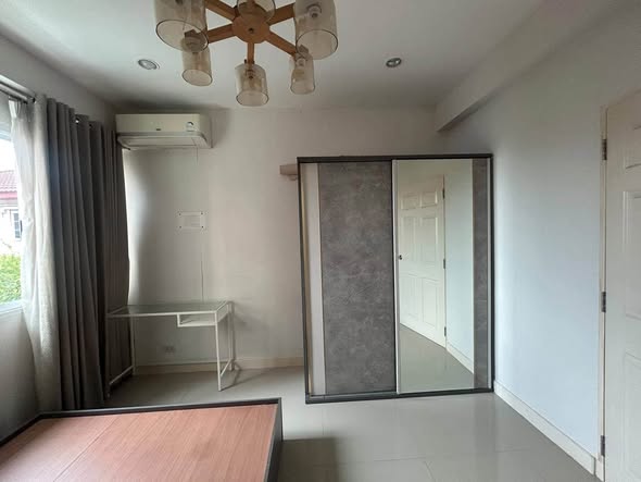 room interior of ไฮ สุทธิสาร คอนโด (HI Sutthisan Condo)
