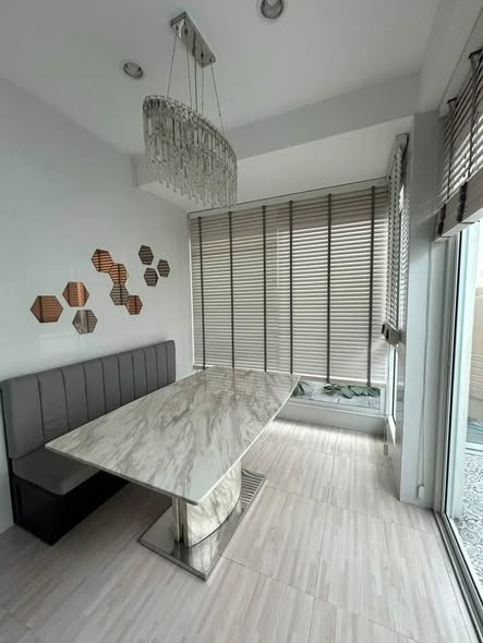 room interior of ไฮ สุทธิสาร คอนโด (HI Sutthisan Condo)