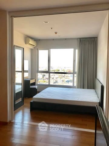 bedroom and room interior of Hive Taksin Condominium