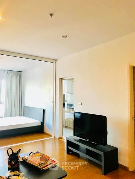 bedroom and room interior of Hive Taksin Condominium