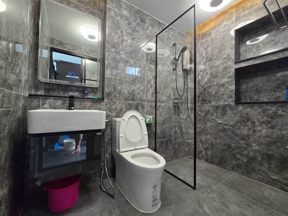 bathroom of HOPE AND GUY CONDOTOWN