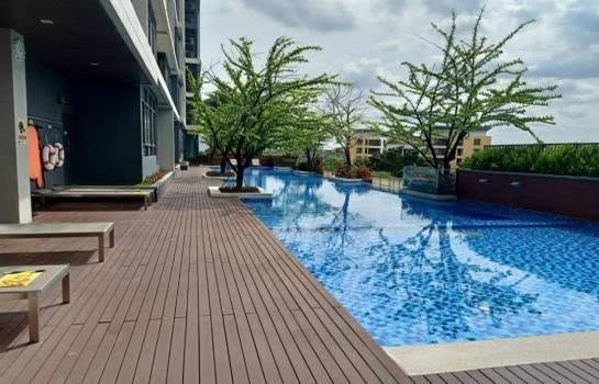 pool of Ideo BluCove Sukhumvit