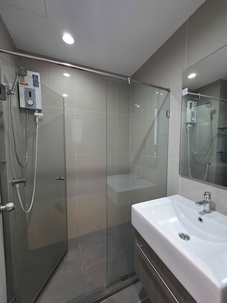 room interior and bathroom of Ideo Mobi Bangsue Grand Interchange
