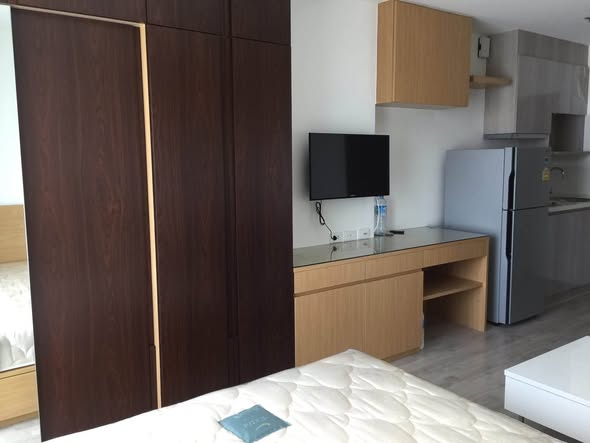 bedroom and room interior of Ideo Mobi Charan Interchange Condominium