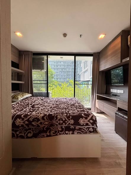 bedroom and room interior of Ideo Mobi Sukhumvit 81