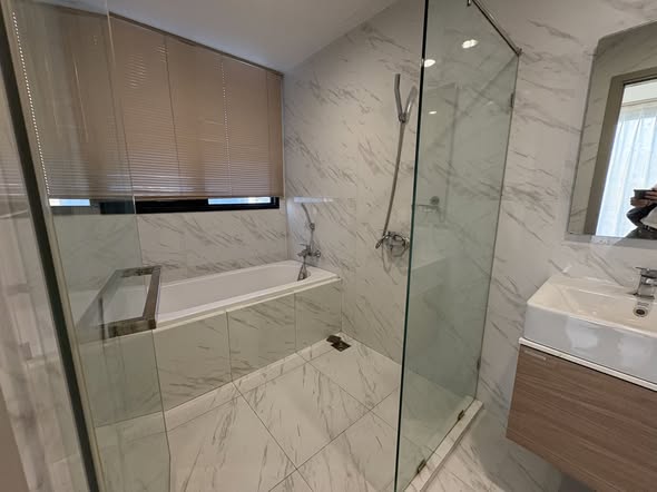 room interior and bathroom of Ideo Mobi Sukhumvit Eastpoint