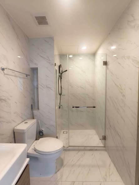 room interior and bathroom of Ideo Mobi Sukhumvit Eastpoint