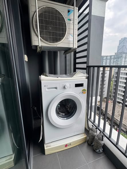 bathroom of IDEO Rama9 – Asoke