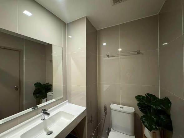 bathroom of IDEO Rama9 – Asoke