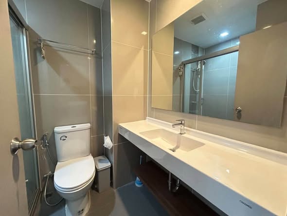 bathroom of IDEO Rama9 – Asoke