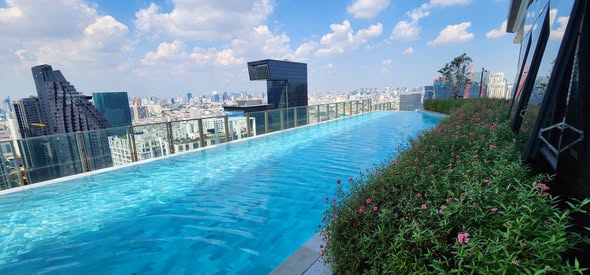 pool of IDEO Rama9 – Asoke