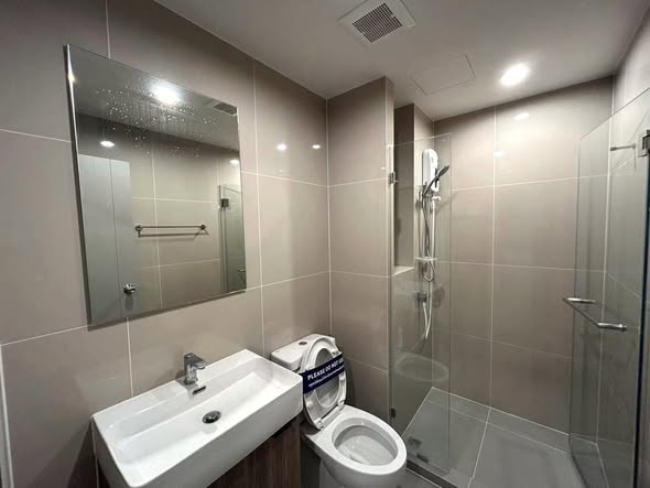 room interior and bathroom of Ideo Ramkamhaeng Lamsali Station