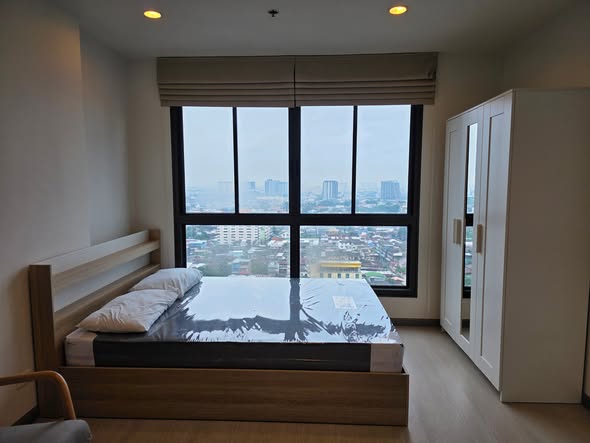 bedroom and room interior of Ideo Sathon-Tha Phra
