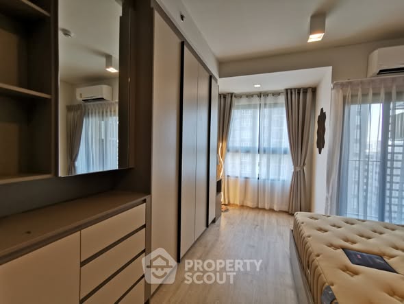 bedroom and room interior of Ideo Sathon-Wongwian Yai