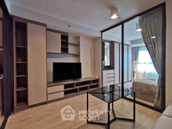 bedroom and room interior of Ideo Sathon-Wongwian Yai