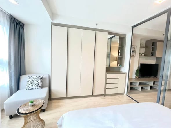 bedroom and room interior of Ideo Sathon-Wongwian Yai