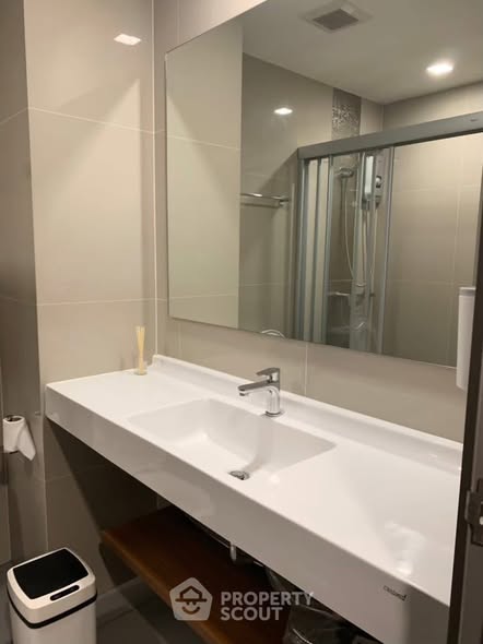 room interior and bathroom of Ideo Sathon-Wongwian Yai