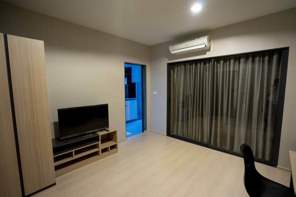 bedroom and room interior of IDEO Sukhumvit 115