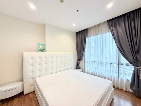 bedroom of Ivy Ampio