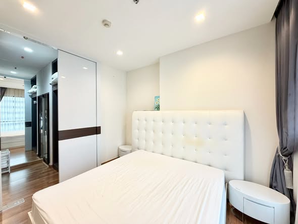 bedroom of Ivy Ampio