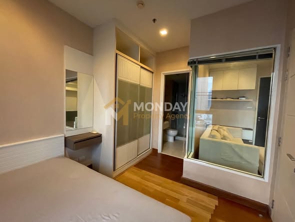 bedroom and room interior of Ivy Sathon 10