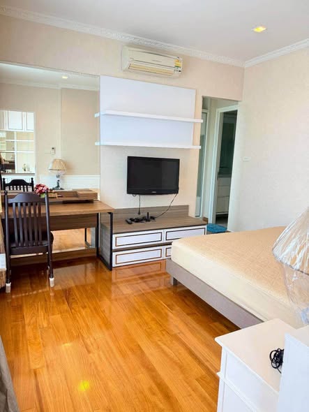 bedroom and room interior of Ivy Sathon 10