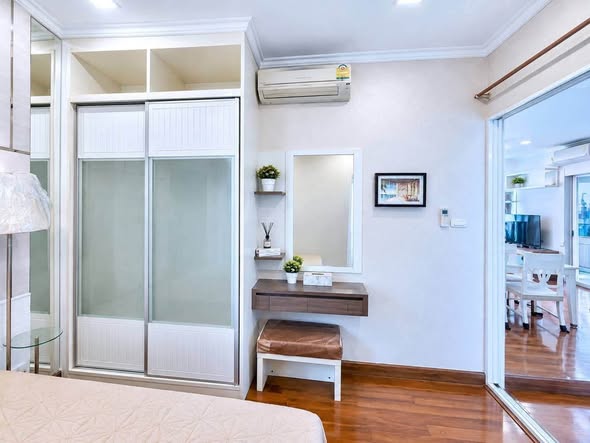 bedroom and room interior of Ivy Sathon 10
