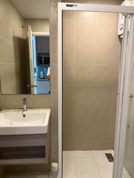 bathroom of Kave Town Shift