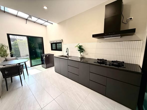 kitchen of บ้านกลางเมือง ดิ อิดิชั่น บางนา