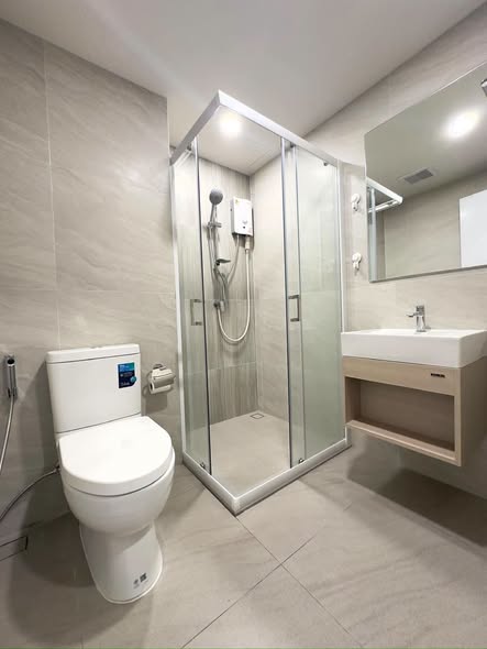 room interior and bathroom of Klos Ratchada7 Condominium (โคลส รัชดา 7)