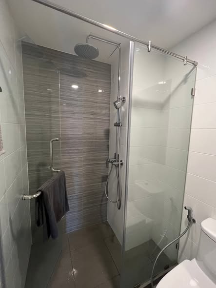 room interior and bathroom of Knightsbridge Collage Sukhumvit 107