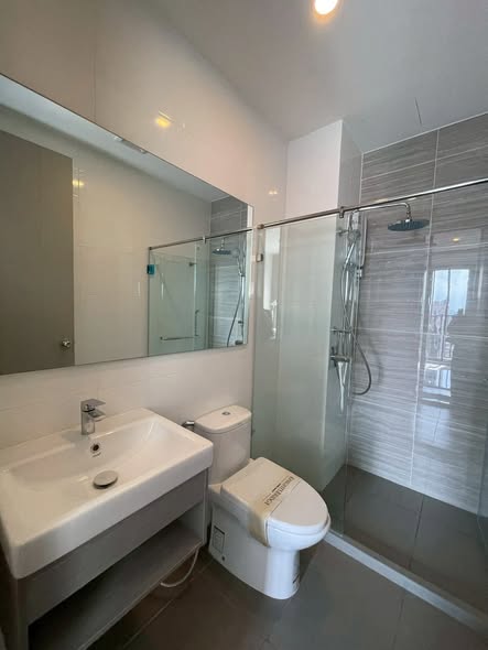 room interior and bathroom of KnightsBridge Prime Onnut