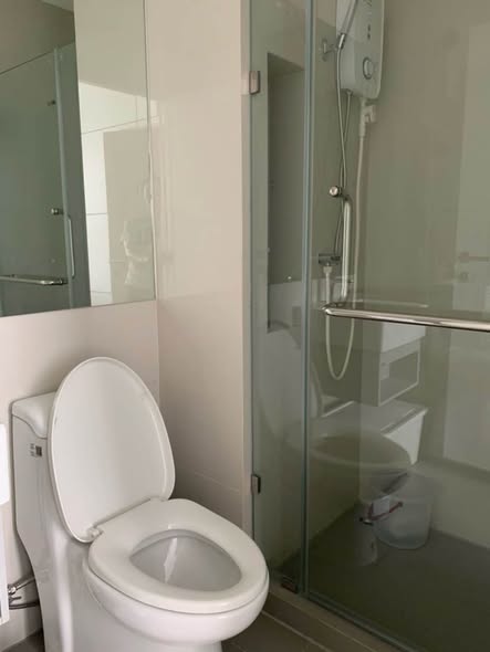room interior and bathroom of KnightsBridge Prime Sathon