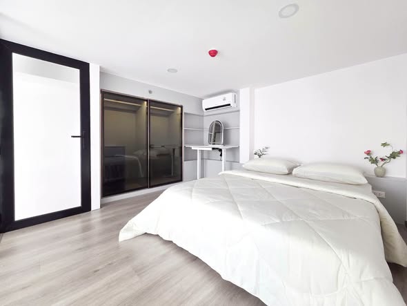 bedroom and room interior of KnightsBridge Space Sukhumvit-Rama 4