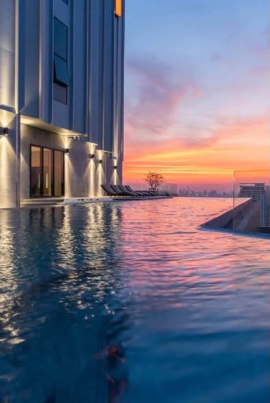 pool of KnightsBridge Space Sukhumvit-Rama 4