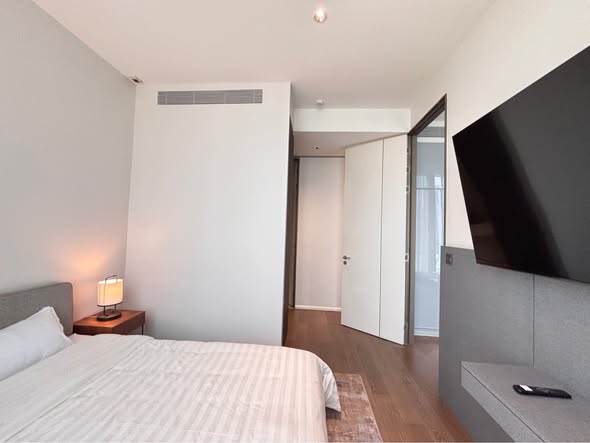 bedroom and room interior of KRAAM Sukhumvit 26 (คราม สุขุมวิท 26)