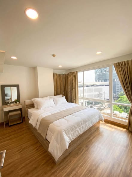 bedroom of Le Crique Condo