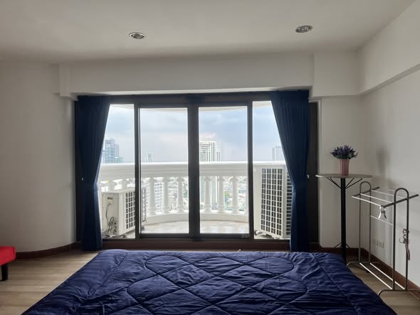 bedroom of lebua at State Tower