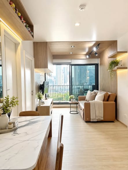living room and bathroom of Life Asoke – Rama 9
