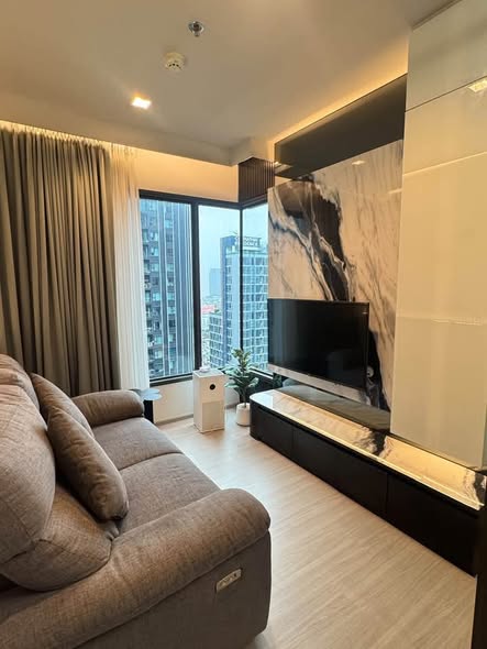 living room and bedroom of Life Asoke – Rama 9