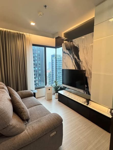 living room and bedroom of Life Asoke – Rama 9