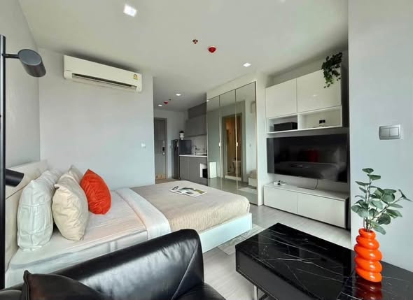 living room and bedroom of Life Asoke – Rama 9