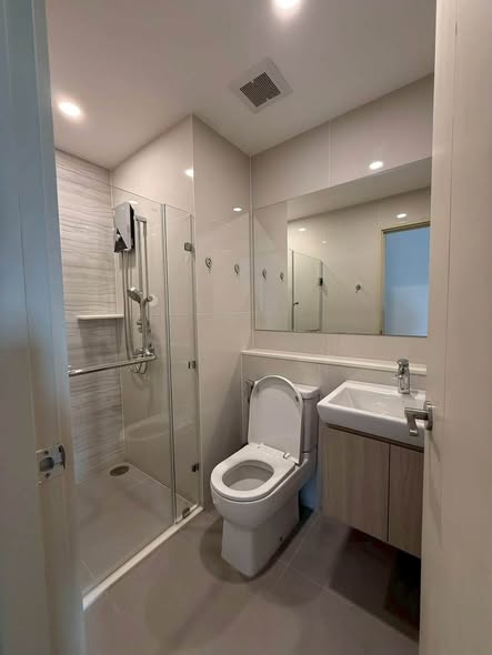 room interior and bathroom of Life Rama 4 – Asoke