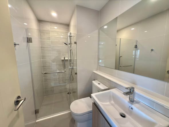 room interior and bathroom of Life Rama 4 – Asoke